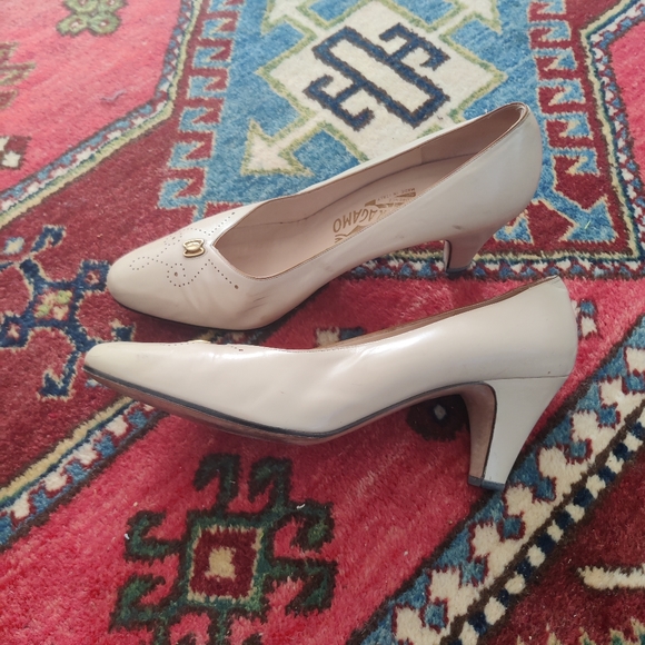 Vintage Ferragamo pumps, cream, made in Italy, size 10B, leather - Picture 4 of 12